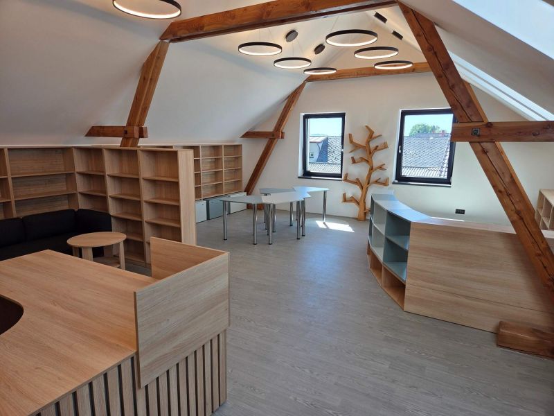 Městská knihovna Skuhrov detail 4